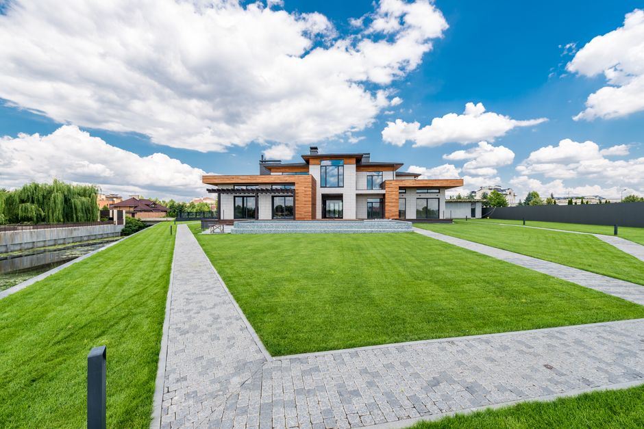 Perfect green front yard landscaping